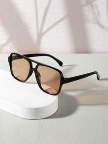 1 副男士亚克力双梁飞行员方形镜框时尚眼镜，适合日常出行和海滩度假，打造街头风造型，可搭配毛衣、夹克、卫衣、连帽衫、皮裤和工装裤，是夏季海滩度假、户外活动和旅行的理想之选。