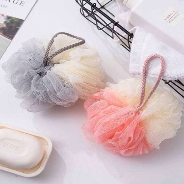 1pc Dual-Color Loofah Sponge, Mesh Structure For Rich Lathering, Gentle Exfoliation, Essential Bathroom Item, Suitable For Those Pursuing Refined Bathing Experience. Fluffy Loofah Lathers Easily, Effortlessly Cleanses Skin, Applicable For Home Bathing. Hanging Loop Design For Easy Storage, Fine Foam Deeply Cleanses.