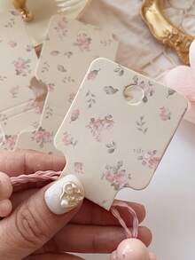 50 piezas Tarjetas de exhibición de joyería con diseño floral para pulseras, collares y lazos para el cabello - Diseño elegante de flores rosa y blancas, de 1,77x4,72 pulgadas, etiquetas de manualidades DIY y suministros para pequeños negocios, etiquetas de precio al por menor | Etiquetas de color pastel | Calidad de impresión vibrante para organizador de almacenamiento de mujeres, artículos esenciales para viajes, regalo - Multicolor - Ver 7