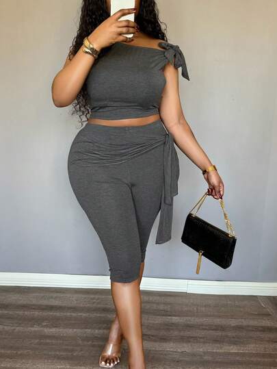 LovelyWholesale 大码女士休闲系带斜肩领背心和七分裤套装，适合春夏季