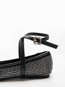 ADAMUMU Early Spring Collection Wide Fit Plus Size, Focusing On Essential Silhouettes And Classic Details, Crafting Everyday Wear And Evening Looks. This Ballet Flat Features Embellished Vamp, Elegantly Presenting A Polished Yet Casual Styling