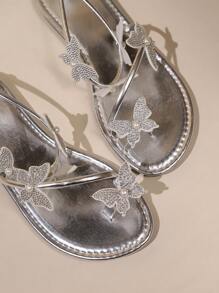 Sandali piatti da donna con decorazioni a farfalla con cristalli, sandali estivi casual da spiaggia a punta aperta, design classico a righe, in materiale PU di colore metallico, ideali per feste, pendolarismo, resort balneari