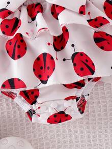 Conjunto de 2 piezas para bebé niña: Vestido de verano con volantes en el bajo y lazo decorativo, body a contraste con cierre de lazo y scrunchie de pelo con estampado de mariquita - Rojo y blanco - Ver 9