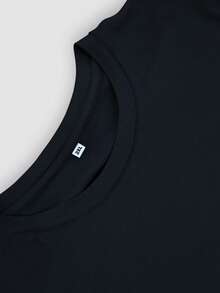 加大码印花 T 恤。堕落天使图案和哥特式字母标语印花 T 恤，采用数码印花技术。大型图形设计不影响面料柔软度和透气性。舒适的夏季街头穿着。圆领、时尚、百搭、Y2K 风格、街头风格图形印花、加大码 T 恤、时尚夏季上衣。