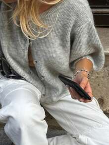 Cárdigan de punto de manga corta de unicolor casual para mujer, jersey de punto con cuello redondo pequeño y detalles de ribete acanalado, cierre con botones de carey, nueva colección otoño/invierno 2025 para mujer, tela de lana suave, adecuado para diversas ocasiones: mujeres modestas, vuelta al colegio, mujeres de fiesta, mujeres Y2K, citas, streetwear, conciertos