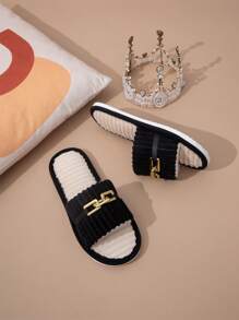 Chaussons à la mode pour femmes, chaussons d'intérieur en peluche douce pour couple avec décoration de chaîne, semelle légère anti-dérapante et silencieuse, chaussons d'intérieur pour toute l'année