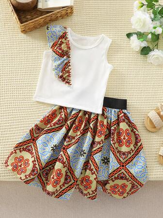 纯色圆领上衣搭配链条印花中长裙休闲装，适合年轻女孩