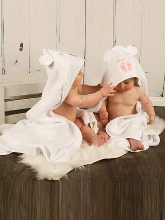 1 st. anpassad lyxig badhandduk med huva för barn, broderad med sött fotavtrycksmönster och namn, med bedårande öron, exklusiv anpassad badpresent, multifunktionell, dekorativ, bokstav, snygg, modern, färgglad, söt, bedårande, avslappnad, personlig, unik, anpassad, perfekta presenter till honom, perfekta presenter till henne, enkel komfort, födelsedagspresent, fritidskläder