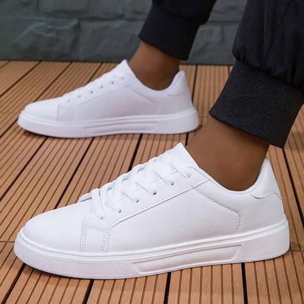 Nuove sneaker casual bianche di moda per uomo, taglie grandi, scarpe sportive monocromatiche, scarpe comode da lacci per il tempo libero all'aperto