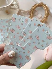50 piezas Tarjetas de exhibición de joyería con diseño floral para pulseras, collares y lazos para el cabello - Diseño elegante de flores rosa y blancas, de 1,77x4,72 pulgadas, etiquetas de manualidades DIY y suministros para pequeños negocios, etiquetas de precio al por menor | Etiquetas de color pastel | Calidad de impresión vibrante para organizador de almacenamiento de mujeres, artículos esenciales para viajes, regalo - Multicolor - Ver 4