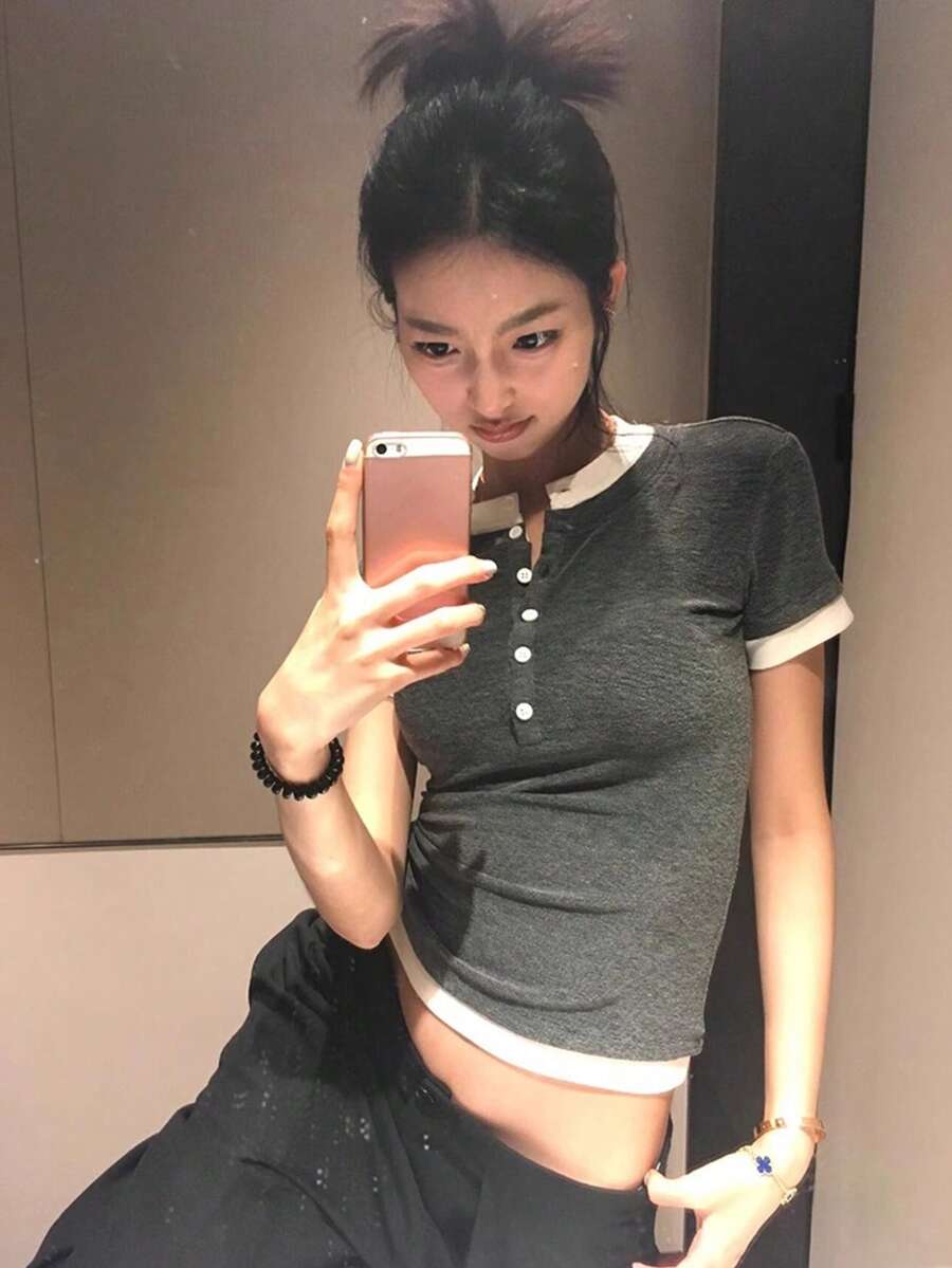 撞色拼布短袖 T 恤，女式夏季新款纽扣修身休闲短款上衣 - 花灰 - 查看 1