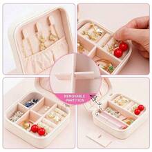 صندوق مجوهرات من الجلد الصناعي مزخرف بزهور مع 26 حرفًا، مناسب كهدية، مزود بأجزاء قابلة للإزالة وحجم محمول