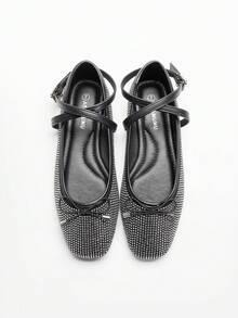 ADAMUMU Early Spring Collection Wide Fit Plus Size, Focusing On Essential Silhouettes And Classic Details, Crafting Everyday Wear And Evening Looks. This Ballet Flat Features Embellished Vamp, Elegantly Presenting A Polished Yet Casual Styling