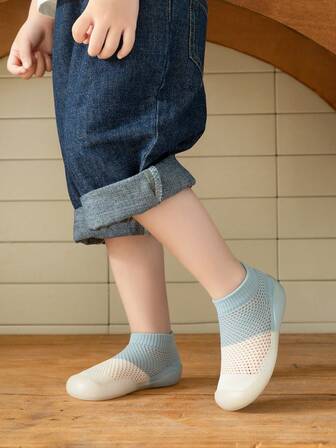 1 pereche de pantofi plati de vara pentru sugari, pantofi anti-alunecare pentru podea moale, pantofi de mers respirabil din silicon pentru baieti/fete, pantofi drăguți de culoare uni pentru bebeluși și copii mici