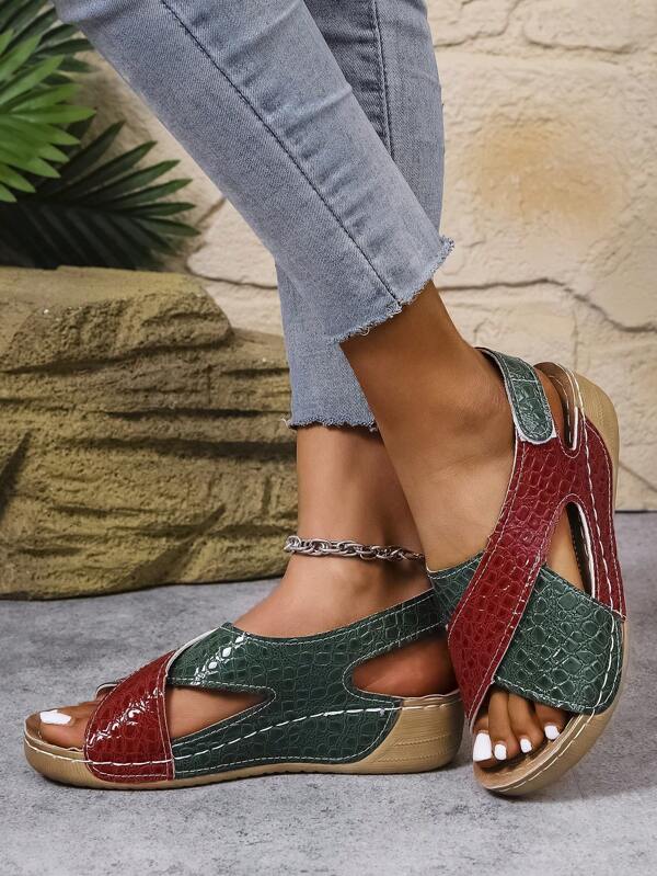 1 Paar Damen Mode Komfortable Plateau Klettverschluss Sandalen, ideal für Strand und Urlaub. Das gekreuzte Riemendesign zeigt eine persönliche und stilvolle Note. Passt gut zu Kleidern, um ein modisches und raffiniertes Aussehen zu präsentieren. Bequem und praktisch zu tragen mit Bürooutfits. Geeignet für Strand oder Urlaub tagsüber und elegant für Abendveranstaltungen oder besondere Anlässe. Eine tolle Geschenkwahl für sich selbst oder Liebste. Ein Sommermuss-have für Frauen.