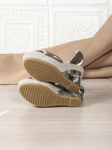 2024 New European Women Platform Wedge Sandals, Outdoor Wear Versatile Buckle Slides, Sexy Model Stage Colorblock Floral Beach Casual Slippers, Comfortable Open Toe Shoes, Green Printed Elevated Petite Footwear