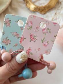 50 piezas Tarjetas de exhibición de joyería con diseño floral para pulseras, collares y lazos para el cabello - Diseño elegante de flores rosa y blancas, de 1,77x4,72 pulgadas, etiquetas de manualidades DIY y suministros para pequeños negocios, etiquetas de precio al por menor | Etiquetas de color pastel | Calidad de impresión vibrante para organizador de almacenamiento de mujeres, artículos esenciales para viajes, regalo - Multicolor - Ver 3