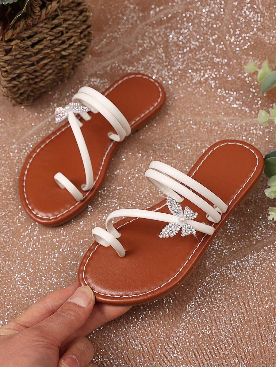 1 Pair Beige Plus Size Girls' Flat Sandals, Solid Color PU Pull-Tab Shiny Colorful Butterfly Decor Open Toe Fashion Lovely Slippers, Suitable For 3-15 Years Old Female Students Daily Casual Gathering Travel Beach Wear, Spring/Summer 2025 New Arrival - Beige - View 1