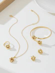 1 套女士珠宝包括 1 条带经典金属扭曲几何吊坠的项链、1 对耳环、1 枚戒指、1 条手链