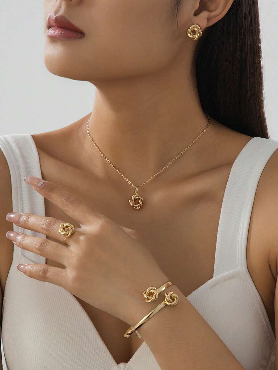 1 套女士珠宝包括 1 条带经典金属扭曲几何吊坠的项链、1 对耳环、1 枚戒指、1 条手链