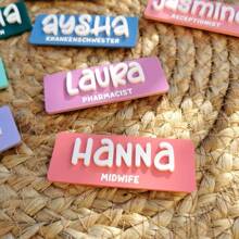 Personalizowane identyfikatory imienne | Identyfikatory imienne | Edukatorzy | Pielęgniarstwo | Lekarze | Nauczyciele | Dentyści | Położne | Stażyści | Kawiarnie | Restauracje, Personalizowane identyfikatory służbowe, Identyfikatory służbowe, Personalizowane identyfikatory imienne, Akrylowe identyfikatory imienne, Prezenty dla pielęgniarek, Prezenty dla nauczycieli, Grawerowane, Nierdzewne, Kolorowe, Urocze, Słodkie, Zabawne, Kawaii, Uczniowie szkół średnich, Uczniowie szkół średnich, Studenci, Studenci uniwersytetu, Pierwszoroczniacy, Drugoklasiści, Młodsi uczniowie, Dodatki odzieżowe, Szykowna jesień, Praktyczny szyk
