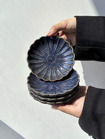 1pc/2pcs/4pcs Japanese Retro Blue Chrysanthemum Ceramic Condiment Dishes, Mini Petal Shape Sauce/Salad/Butter/Soy Sauce/Vinegar Small Plates For Home Use,School Supplies