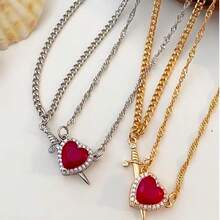 Un collar con un corazón con zirconia roja atravesado por una flecha, accesorio versátil y exquisito adecuado para uso diario, vacaciones y como regalo