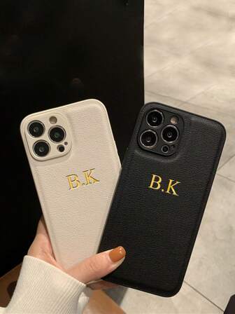 Anpassat telefonskal, kompatibelt med 17/16/15/14/13/12/11 Pro Max/17/Air/16/15/14 Plus, S25/S24/S23/S22/S21 Ultra Plus/S23/S21/S20 FE/A55/A54/A53/A52/A51/A35/A34/A33/A32/A23, lyxigt koreanskt läderbakstycke, stöttålig design, personliga initialer, 3D DIY-präglat guldfoliehantverk, säsongens urval, 2025 års telefonskalmodeller