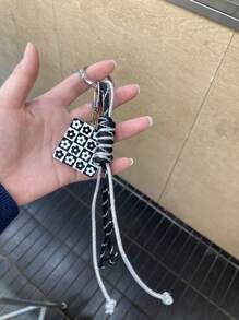 1pc Black & White Checkered Keychain, Black & White Flower Heart Square Charm Bag Accessory, Couple's Charm, Car Accessories, Women's Handbag/Shoulder Bag/Backpack Decor, Men's Backpack Keyring, Gift For Young Couples, College Students, Y2K/Goth Style