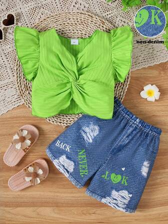 2 件套年轻女孩套装：纯色罗纹扭纹 V 领荷叶边袖上衣和牛仔印花短裤，夏季