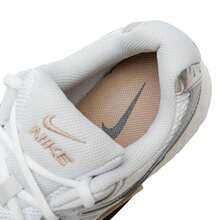 Nike 男士休闲鞋 V5 RNR 网面舒适跑步鞋，日常户外低帮耐磨运动鞋 HJ5228-102 - 白/中灰/杏茶色/青灰/光塵子色/帆白 - 查看 6