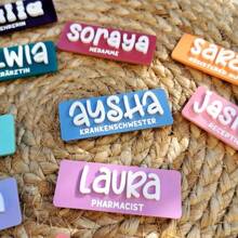 Personalizowane identyfikatory imienne | Identyfikatory imienne | Edukatorzy | Pielęgniarstwo | Lekarze | Nauczyciele | Dentyści | Położne | Stażyści | Kawiarnie | Restauracje, Personalizowane identyfikatory służbowe, Identyfikatory służbowe, Personalizowane identyfikatory imienne, Akrylowe identyfikatory imienne, Prezenty dla pielęgniarek, Prezenty dla nauczycieli, Grawerowane, Nierdzewne, Kolorowe, Urocze, Słodkie, Zabawne, Kawaii, Uczniowie szkół średnich, Uczniowie szkół średnich, Studenci, Studenci uniwersytetu, Pierwszoroczniacy, Drugoklasiści, Młodsi uczniowie, Dodatki odzieżowe, Szykowna jesień, Praktyczny szyk