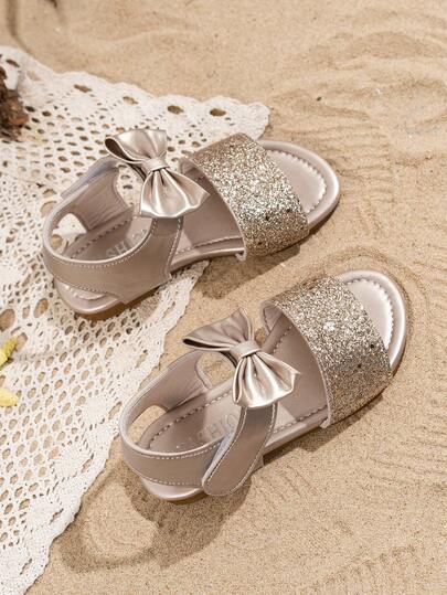 梦幻女童凉鞋！金色全息幻彩鞋面搭配闪亮金色亮片点缀，精致蝴蝶结装饰，魔术贴设计方便穿脱，为您的宝贝打造梦幻夏日造型。（由于拍摄时的光线和角度原因，可能存在轻微色差）