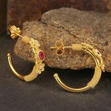 A Pair Of New Fashionable Women's Earrings With Retro Carved Unique Design, Suitable For Daily Wear - 金色 - 查看 2