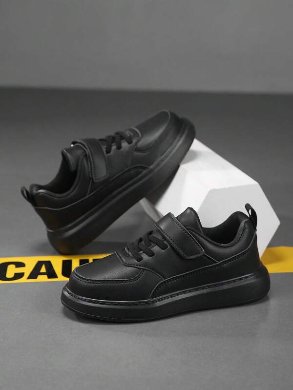 Zapatillas cómodas de uso casual y multiocasión en color negro y blanco