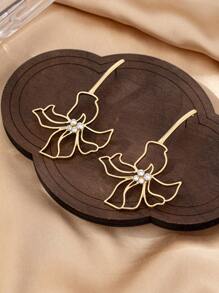 1 paire de boucles d'oreilles design floral minimaliste