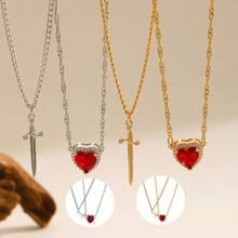 Un collar con un corazón con zirconia roja atravesado por una flecha, accesorio versátil y exquisito adecuado para uso diario, vacaciones y como regalo