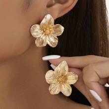 Boucles d'oreilles florales , clous d'oreilles de couleur or brillant, boucles d'oreilles élégantes à pétales floraux pour femmes
