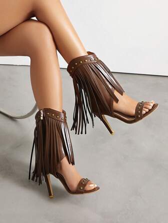 Bottes courtes à talons hauts sexy bohèmes avec fermeture éclair latérale, clous et franges pour femmes. Sandales rétro d'été à coupe en V, à orteils fins