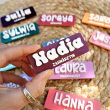 Personalizowane identyfikatory imienne | Identyfikatory imienne | Edukatorzy | Pielęgniarstwo | Lekarze | Nauczyciele | Dentyści | Położne | Stażyści | Kawiarnie | Restauracje, Personalizowane identyfikatory służbowe, Identyfikatory służbowe, Personalizowane identyfikatory imienne, Akrylowe identyfikatory imienne, Prezenty dla pielęgniarek, Prezenty dla nauczycieli, Grawerowane, Nierdzewne, Kolorowe, Urocze, Słodkie, Zabawne, Kawaii, Uczniowie szkół średnich, Uczniowie szkół średnich, Studenci, Studenci uniwersytetu, Pierwszoroczniacy, Drugoklasiści, Młodsi uczniowie, Dodatki odzieżowe, Szykowna jesień, Praktyczny szyk