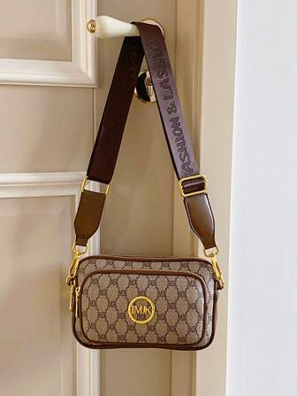 In 2024, The New Fashion Classic Joker Solid Color Pu Waterproof Fabric Diamond Lattice Design Retro Fashion Metal Animal Logo Design Shoulder Bag Square Bag Letter Pattern Decoration Design Crossbody Bag Is Suitable For Shopping.