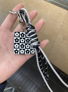 1pc Black & White Checkered Keychain, Black & White Flower Heart Square Charm Bag Accessory, Couple's Charm, Car Accessories, Women's Handbag/Shoulder Bag/Backpack Decor, Men's Backpack Keyring, Gift For Young Couples, College Students, Y2K/Goth Style