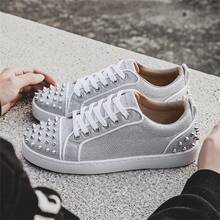 Zapatillas de hombre con decoración de tachuelas metálicas de estilo punk, cordones, parte superior plana, color bloque clásico en negro y blanco, de microfibra ligera, antideslizante, transpirable y suela suave, adecuadas para uso casual, deportivo, para correr, escenario y fiestas, para todas las estaciones - Plateado - Ver 12