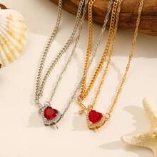 Un collar con un corazón con zirconia roja atravesado por una flecha, accesorio versátil y exquisito adecuado para uso diario, vacaciones y como regalo