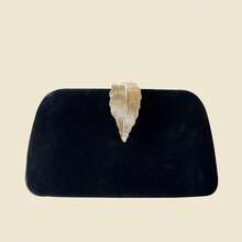 Bolsa clutch preta de veludo com estampa de folhas, elegante e retrô, com detalhes em metal, ideal para ocasiões formais e festas. - Preto - Ver 1