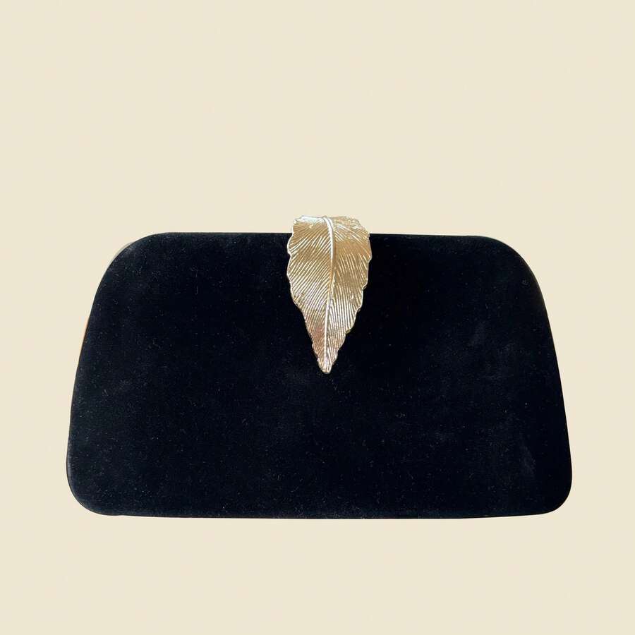 Bolsa clutch preta de veludo com estampa de folhas, elegante e retrô, com detalhes em metal, ideal para ocasiões formais e festas. - Preto - Ver 1