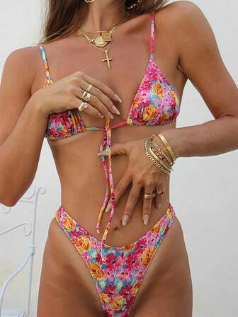 女士泳衣两件式比基尼套装 2026 春夏新款 女士红色吊带露背泳衣套装，彩色印花泳装，甜美可爱，高腰丁字裤彩色印花泳裤