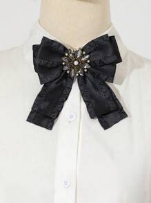1 pièce Broche élégante de style palais avec des paillettes de cristal de strass, un ruban et un volant en satin et en tissu floral pour femmes. Une bijouterie délicate convenant pour un port quotidien et en cadeau