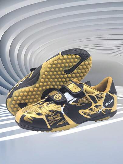 1双专业青少年足球鞋，采用耐磨、防断钉、防滑PU材质，男女童均适用，适合四季日常运动。