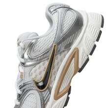 Nike 男士休闲鞋 V5 RNR 网面舒适跑步鞋，日常户外低帮耐磨运动鞋 HJ5228-102 - 白/中灰/杏茶色/青灰/光塵子色/帆白 - 查看 7